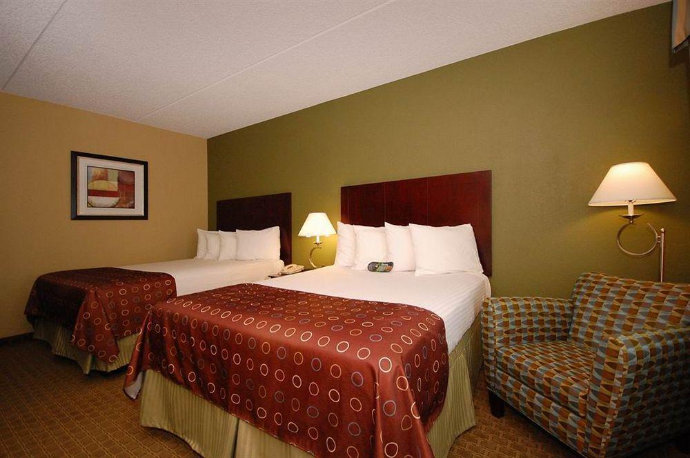 Best Western Airport Inn & Suites Cleveland Brook Park Room photo